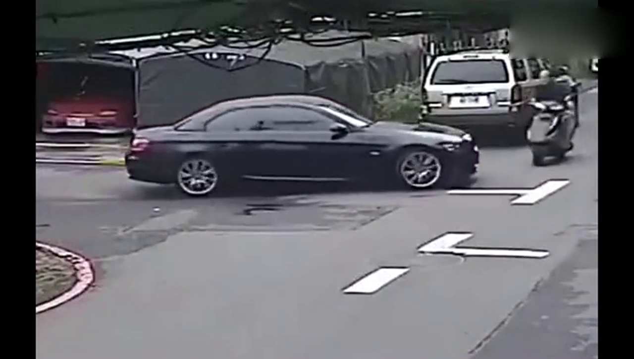 奔驰女司机撞到电动车，监控拍下她无耻18秒