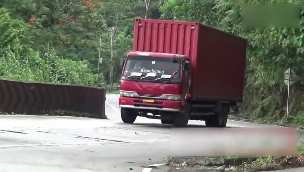 又是这个斜坡弯道，这卡车也太长了吧，想上坡都难了