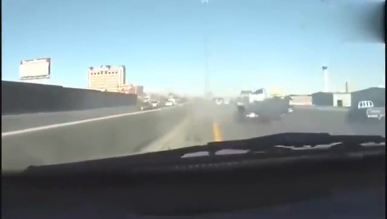 大卡车高速玩漂移，下一秒人毁车亡，惨剧了！