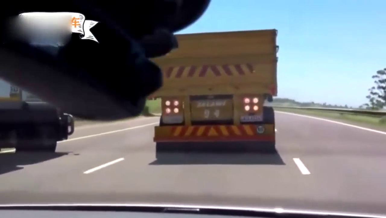 大卡车刹车失灵，司机却用这样的办法来停车，结局让人出乎意外