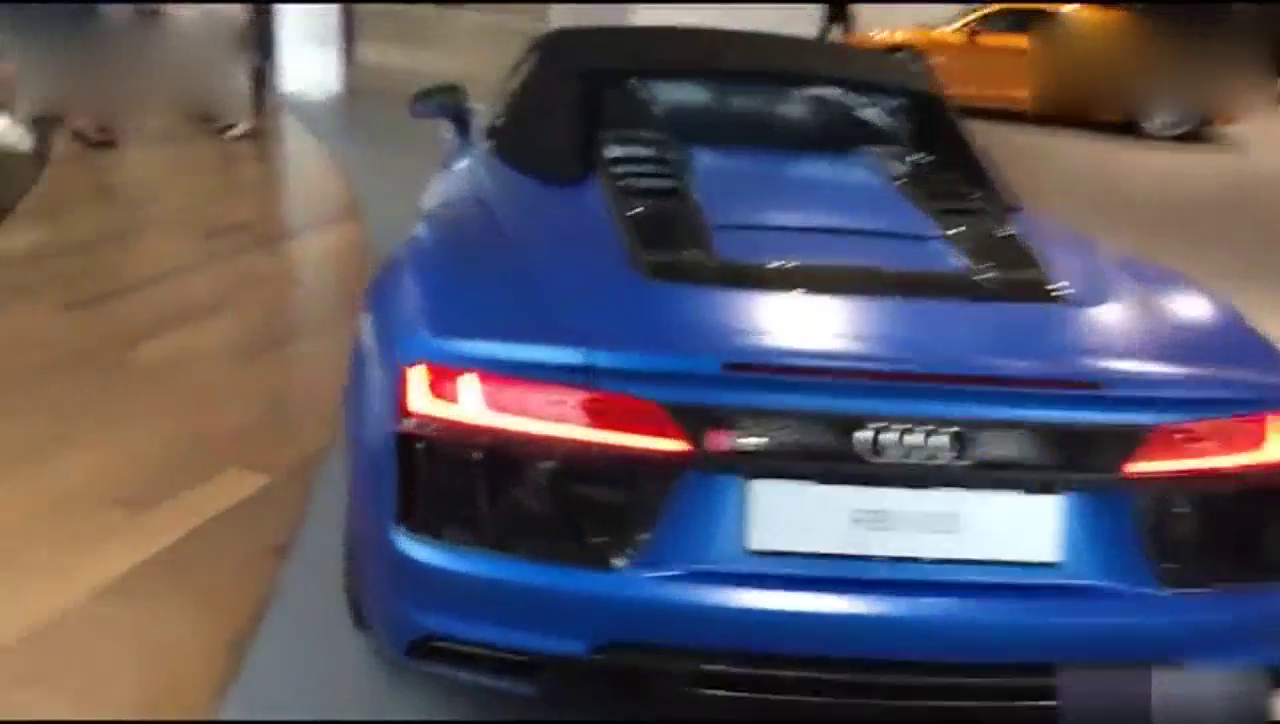 按下奥迪R8跑车的车钥匙，才明白什么叫真正的变形，简直太酷了