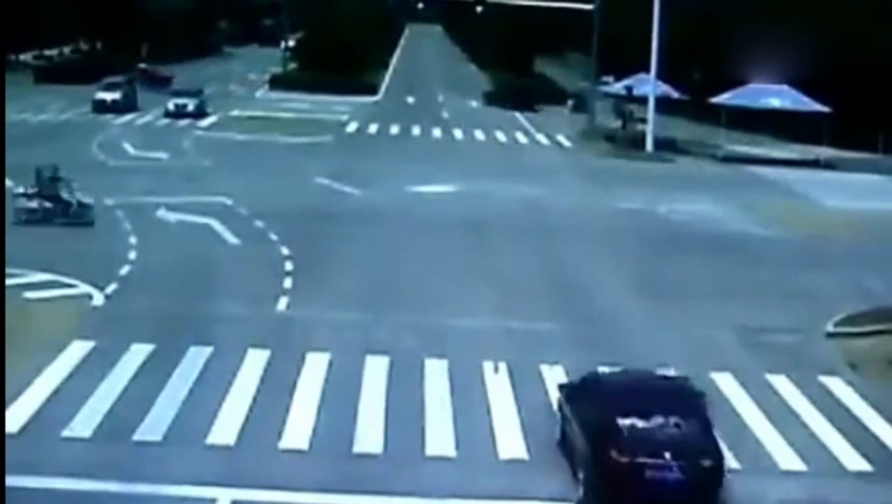 电动车路口无视红路灯，为此付出了生命的代价