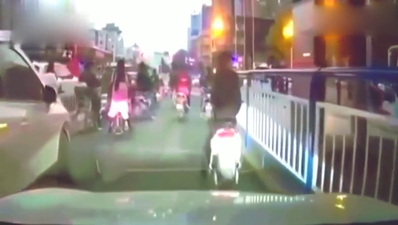 电动车小哥挡住了豪车的道，还恶语相向，下一秒被打惨了