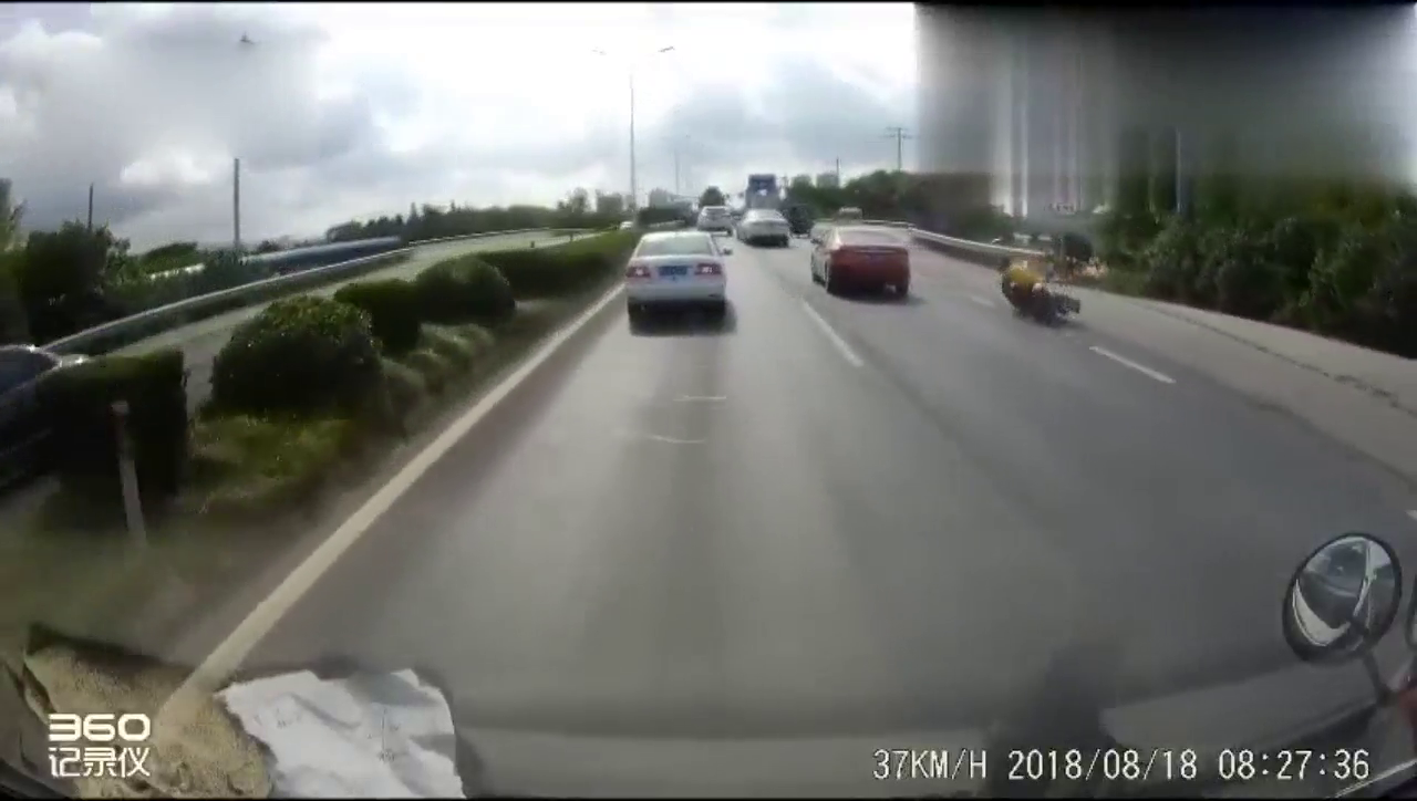 电动车突然倒下，还好后面没车，不然就完蛋了