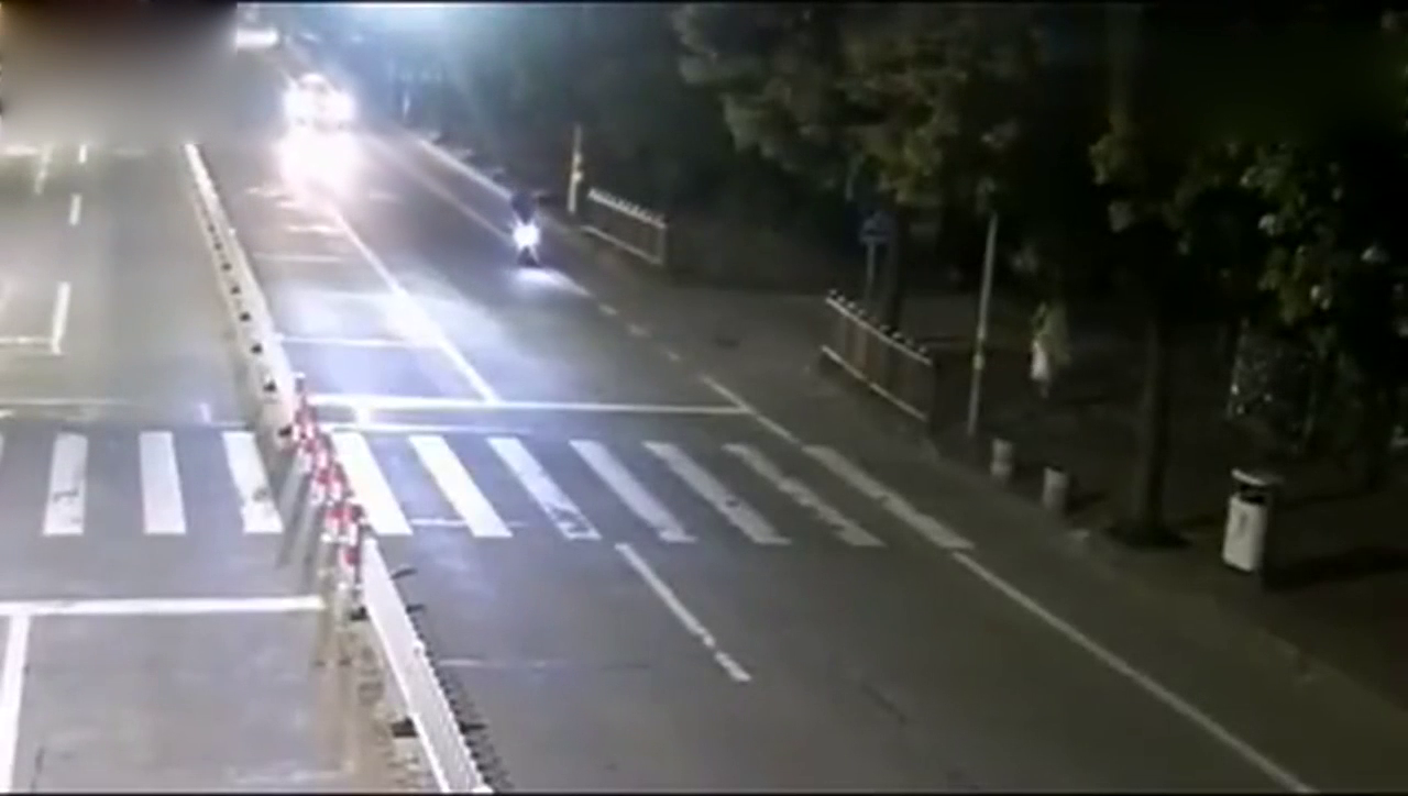 大晚上的,出租车撞护栏后翻车,却把电动车司机吓到了!