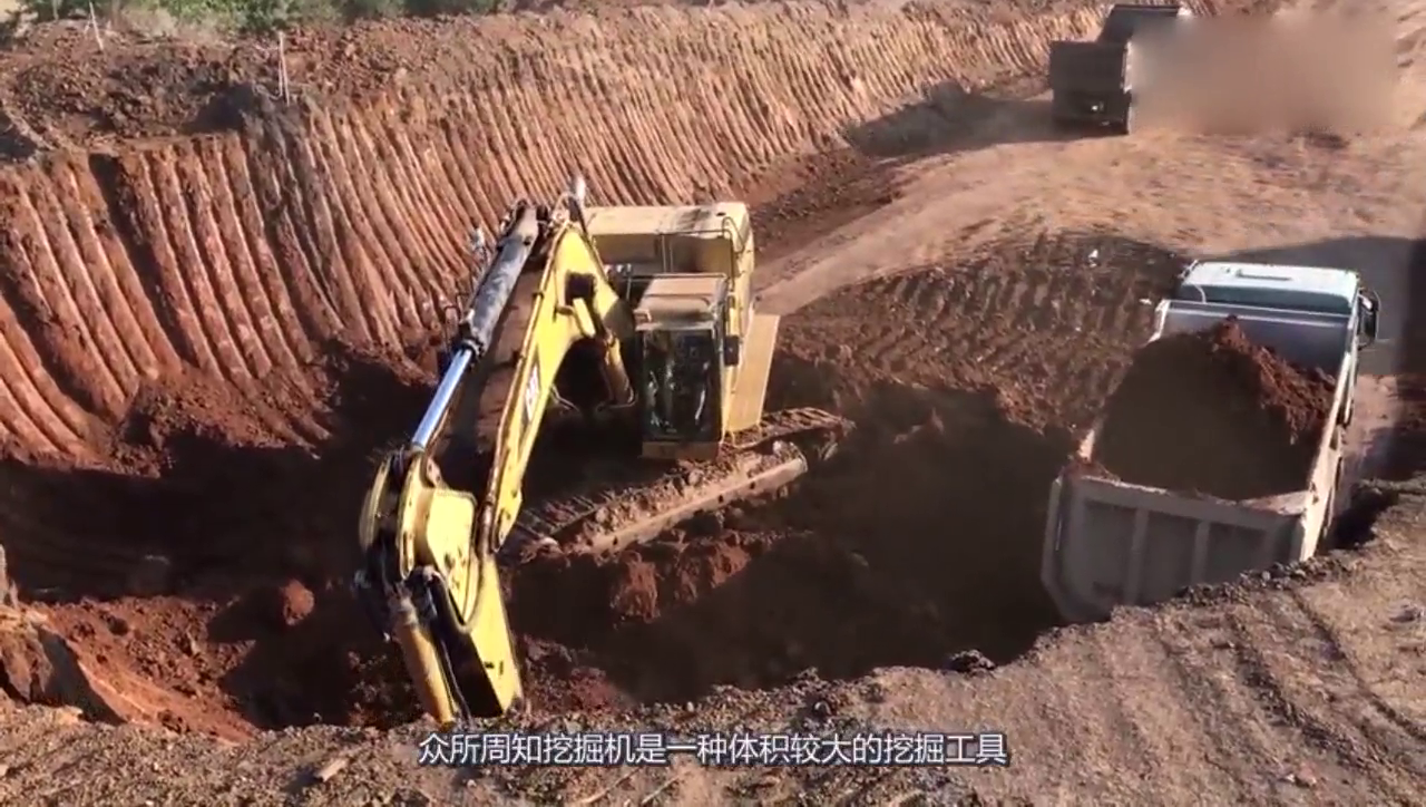 这操作厉害了，把挖掘机开上卡车？这技术蓝翔真的有教吗？