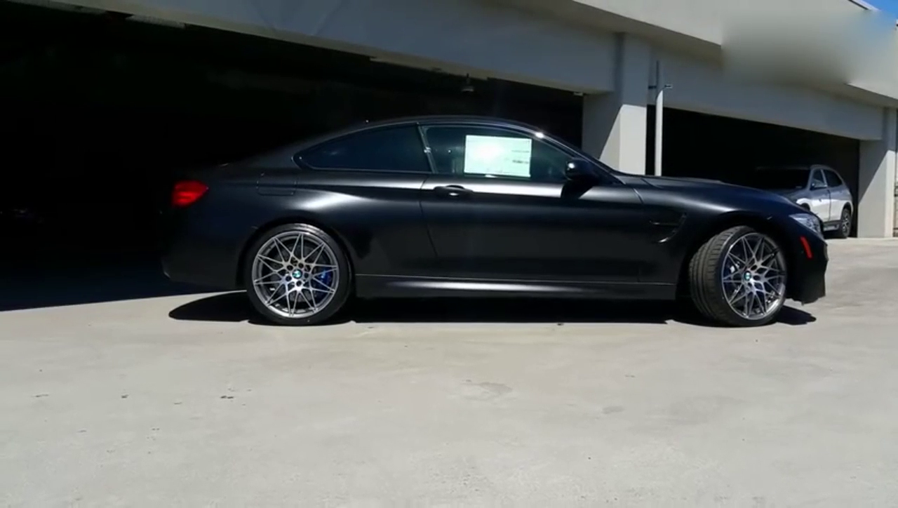 100万的宝马M4跑车，是怎么坐到后排的？女模特告诉你！