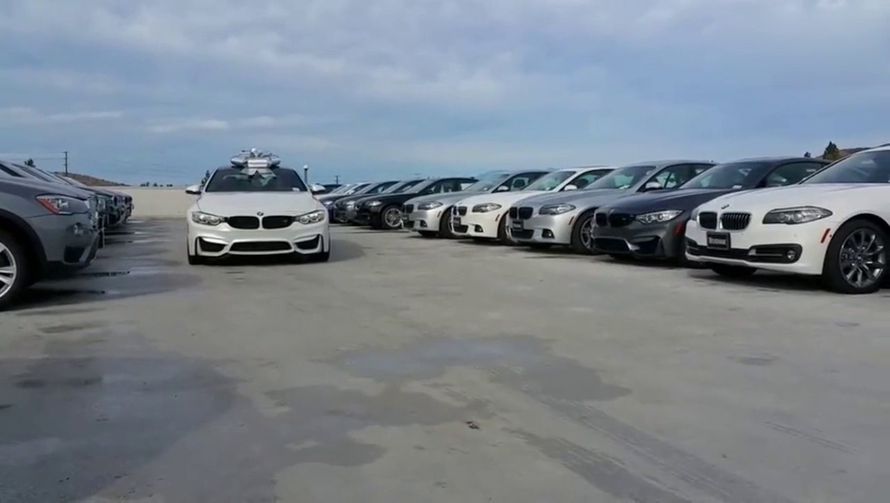 100万的宝马M4跑车，搭配红色的内饰，太美丽了！