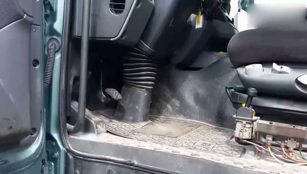 近距离感受下，价值100万的奔驰卡车，中国制造能撑几秒？