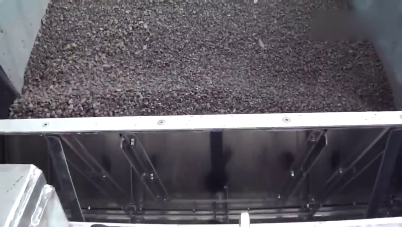 实拍：运送碎石渣土的卡车是怎样卸车的？