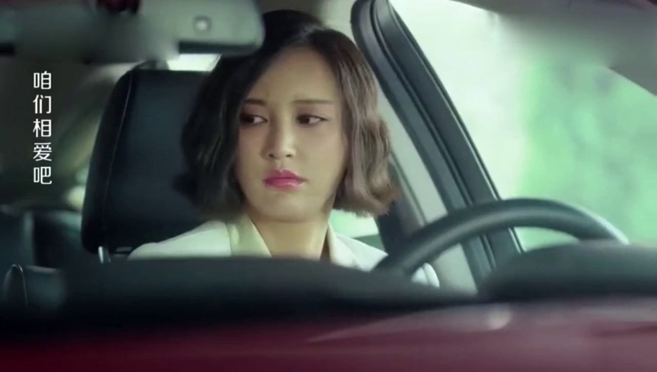 美女半路汽车抛锚，只露出脚打个手势，出租车开过了又倒车回来！