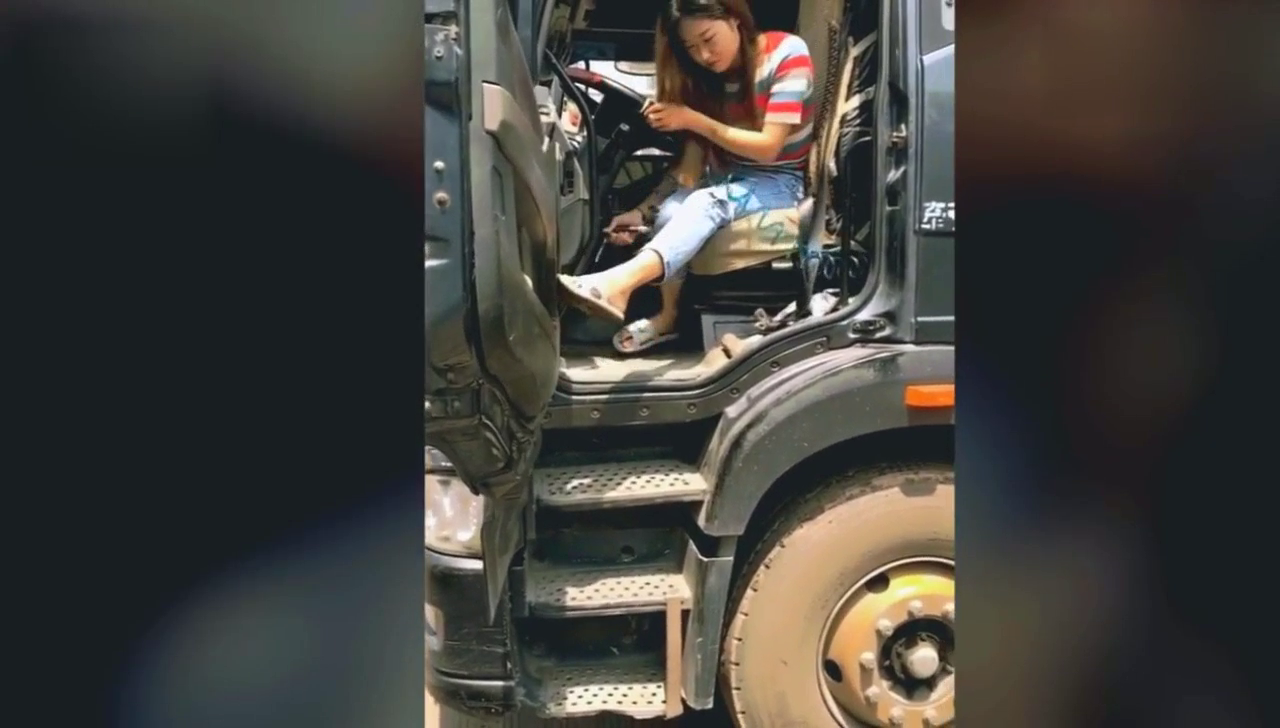 大热天，卡车女司机已经三天没有洗过澡，自己都快忍受不了