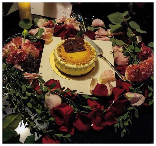 向佐与郭碧婷恋爱一周年甜蜜庆祝，网友问：这有多少朵花？