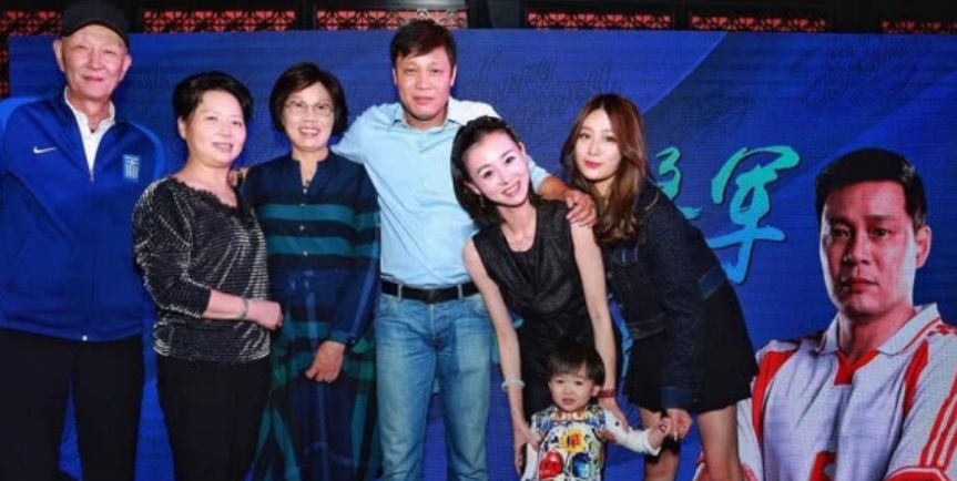 范志毅50岁生日现场,妻子太显年轻,与大女儿就像姐妹