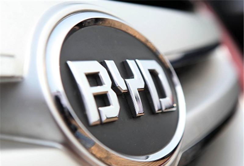 比亚迪车标太丑？这车配新标惊艳亮相，配鸥翼门被誉“小特斯拉”