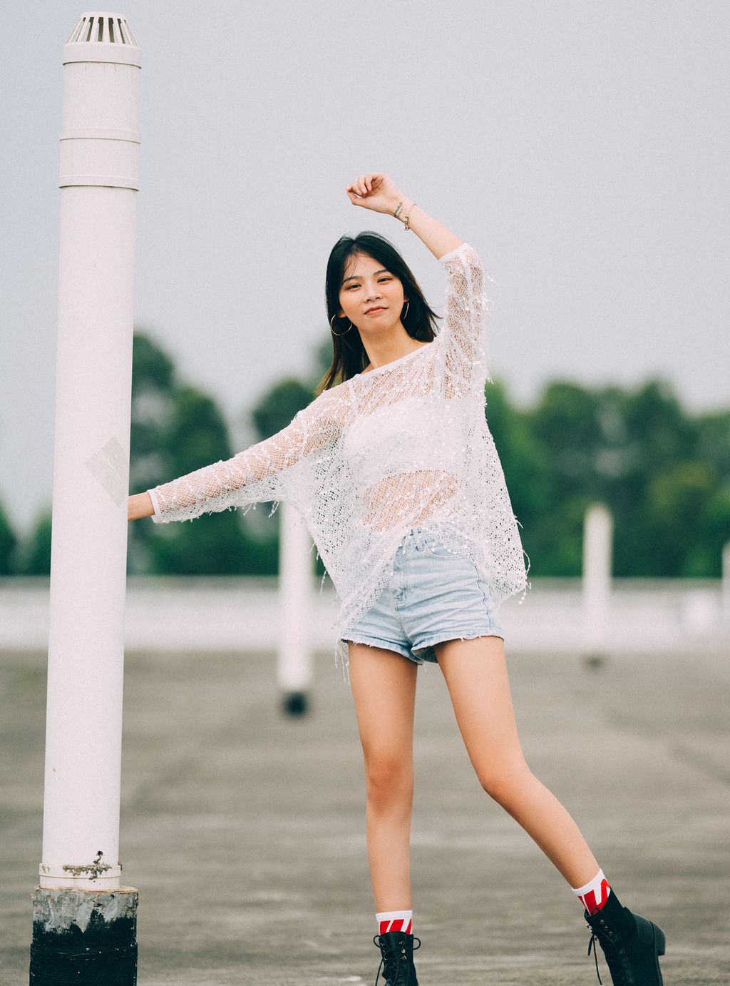下雨天的长腿性感小姐姐