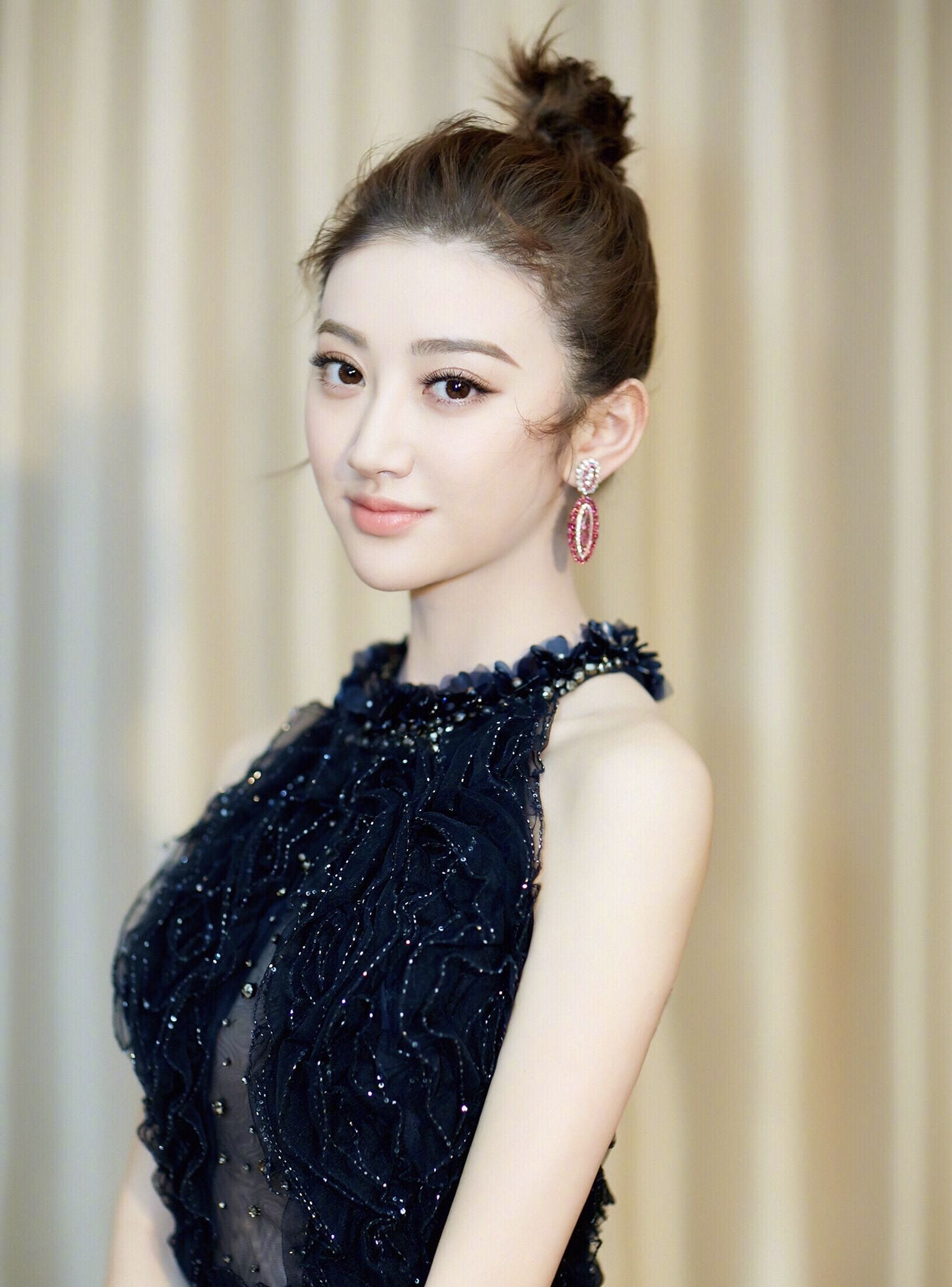 景甜换摩卡波波头短发像18岁少女,网友:看后也想剪短发,美呆了