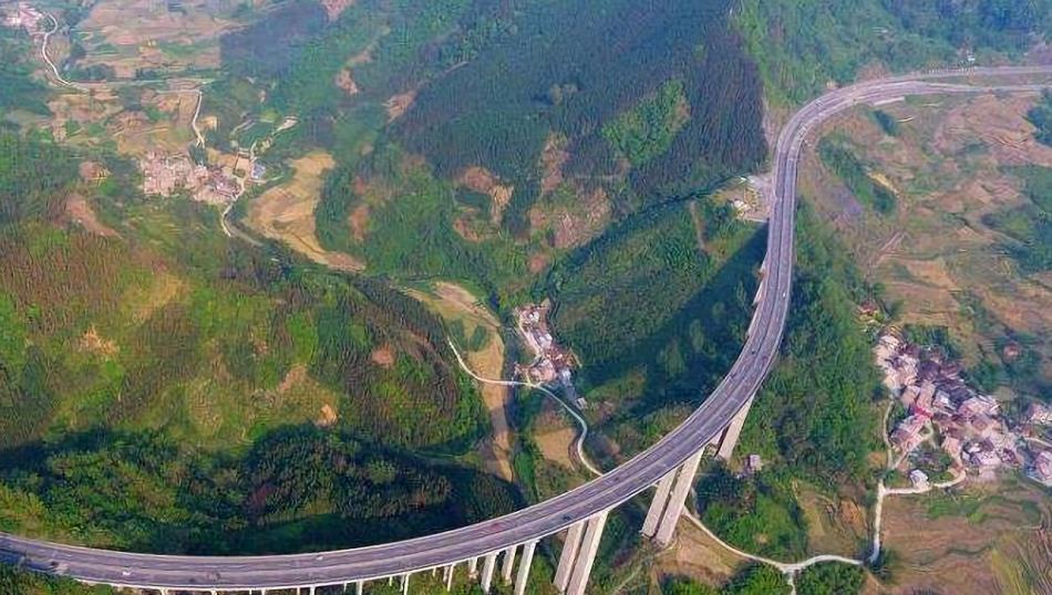 是昆明至倘甸的高速公路,是云南省高速公路网的重要规划建设项目