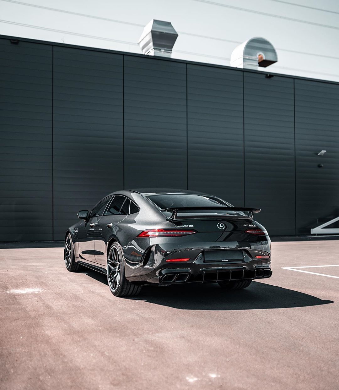 奔驰全新AMG GT63s,纯黑色的外观轿跑车