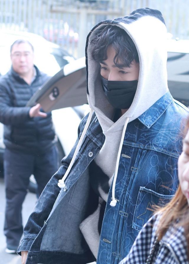 2019央视春晚众星现身:林心如扎双马尾,吴磊戴