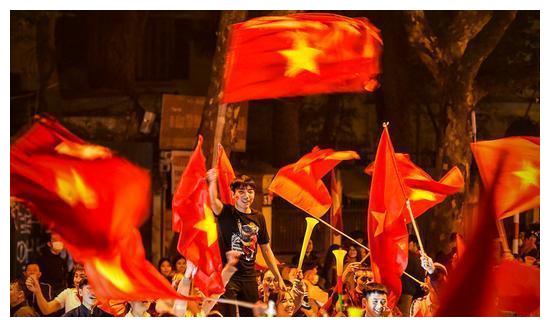 3-0！越南夺冠创60年纪录，球迷疯狂庆祝 范志毅预言成真？