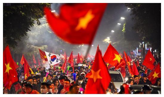 3-0！越南夺冠创60年纪录，球迷疯狂庆祝 范志毅预言成真？
