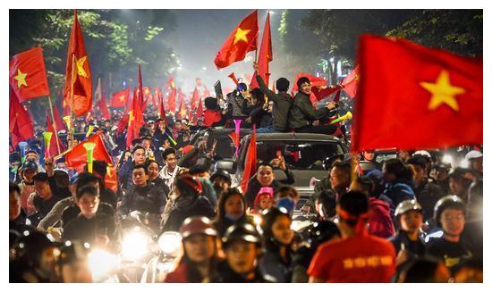 3-0！越南夺冠创60年纪录，球迷疯狂庆祝 范志毅预言成真？