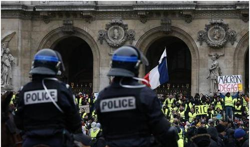 法国暴乱特朗普偷笑报应来了,马克龙对美国科