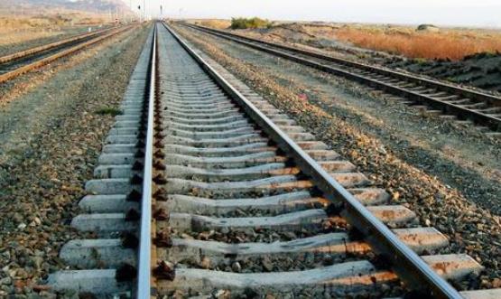 汽车的防撞梁，为什么不用铁轨那种钢材？车主：太重了