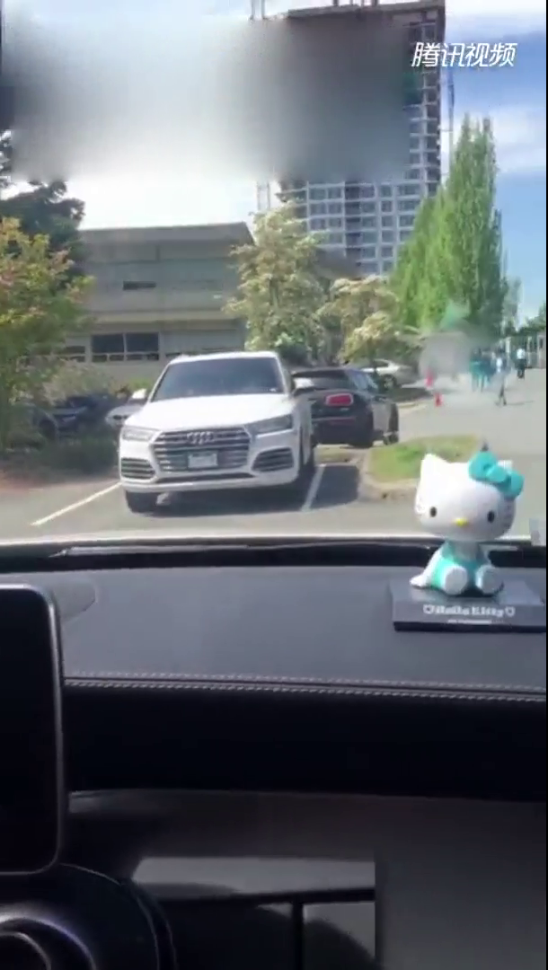 开车来学校上课，一看停车场和车展差不多