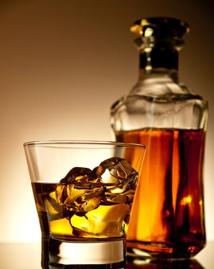 成熟的男人或女人独自一人时,喝的酒,是什么味道已经不重要了