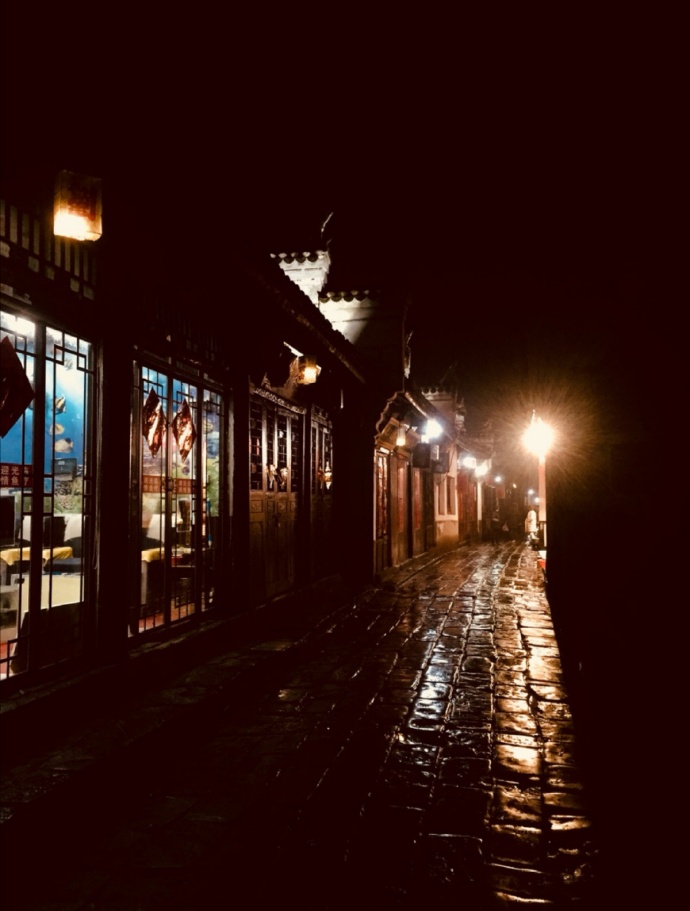 小巷里的百元情缘：物质时代的纯真偶遇