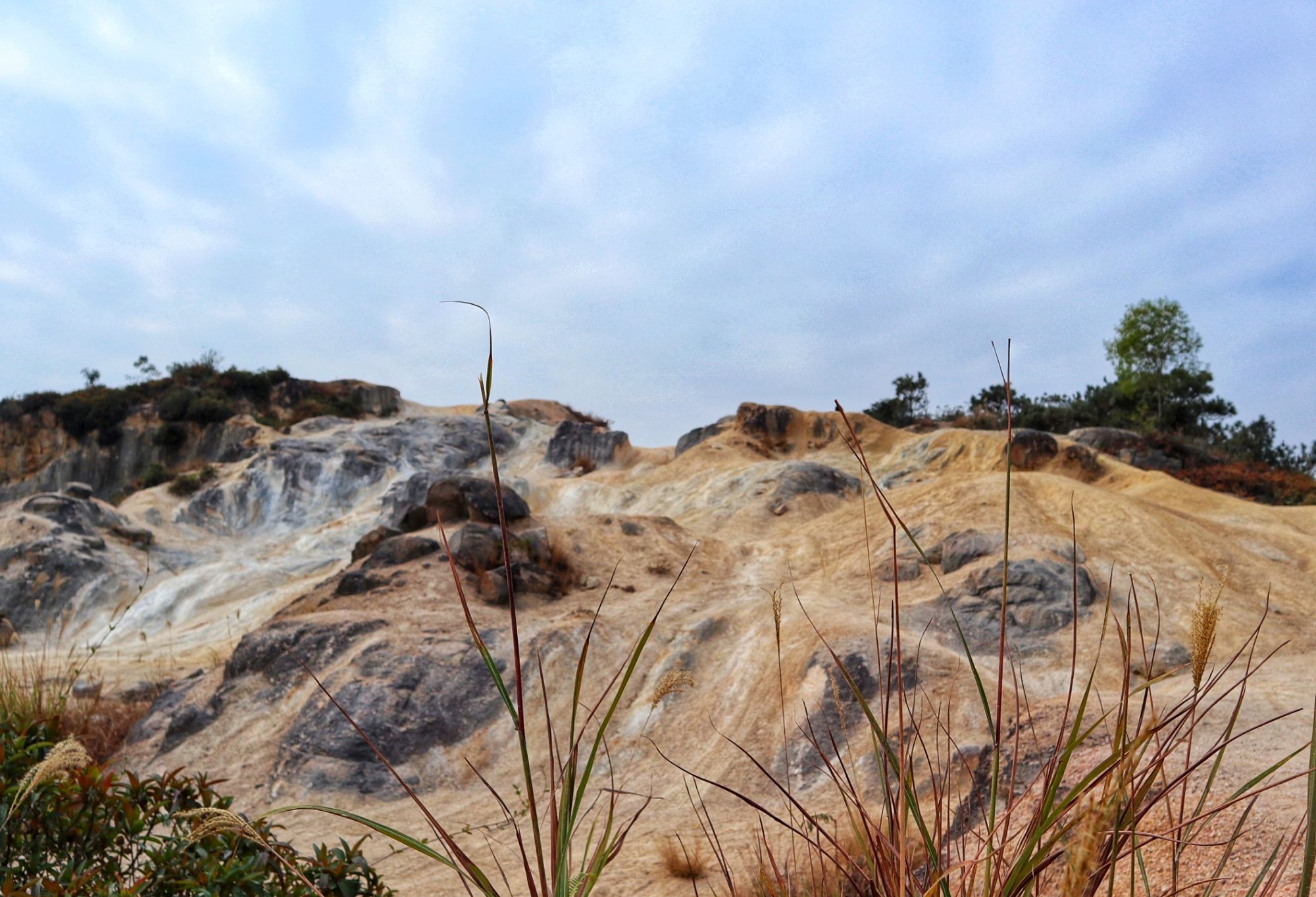 登上东莞白石山古采石场遗址，你会怀疑自己的眼睛