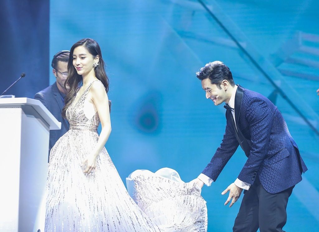 黄晓明baby首次正面回应离婚传闻,生日当天,微博大方秀恩爱图片