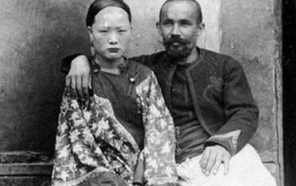 晚清老照片,抽鸦片的女子,双眼无神任人摆布,囚犯站笼表情麻木