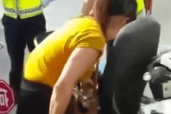 实拍:女子骑电瓶车上路被扣车,当场拆下电池,手提两块电池离开