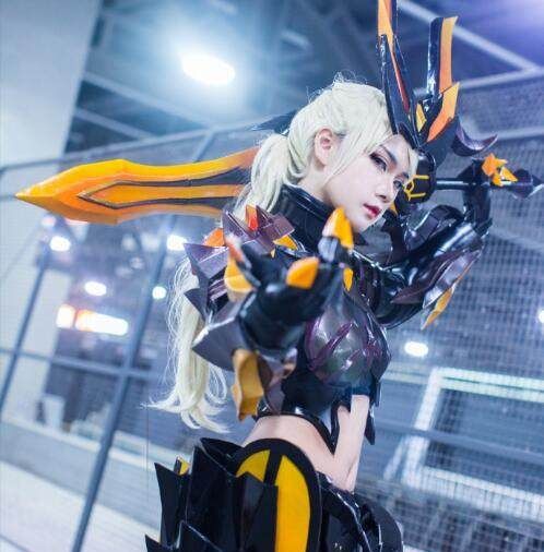王者荣耀cos猎龙,cos不知火觉醒 王者荣耀:花木兰水晶猎龙者cosplay,网友:这个小姐姐有点帅