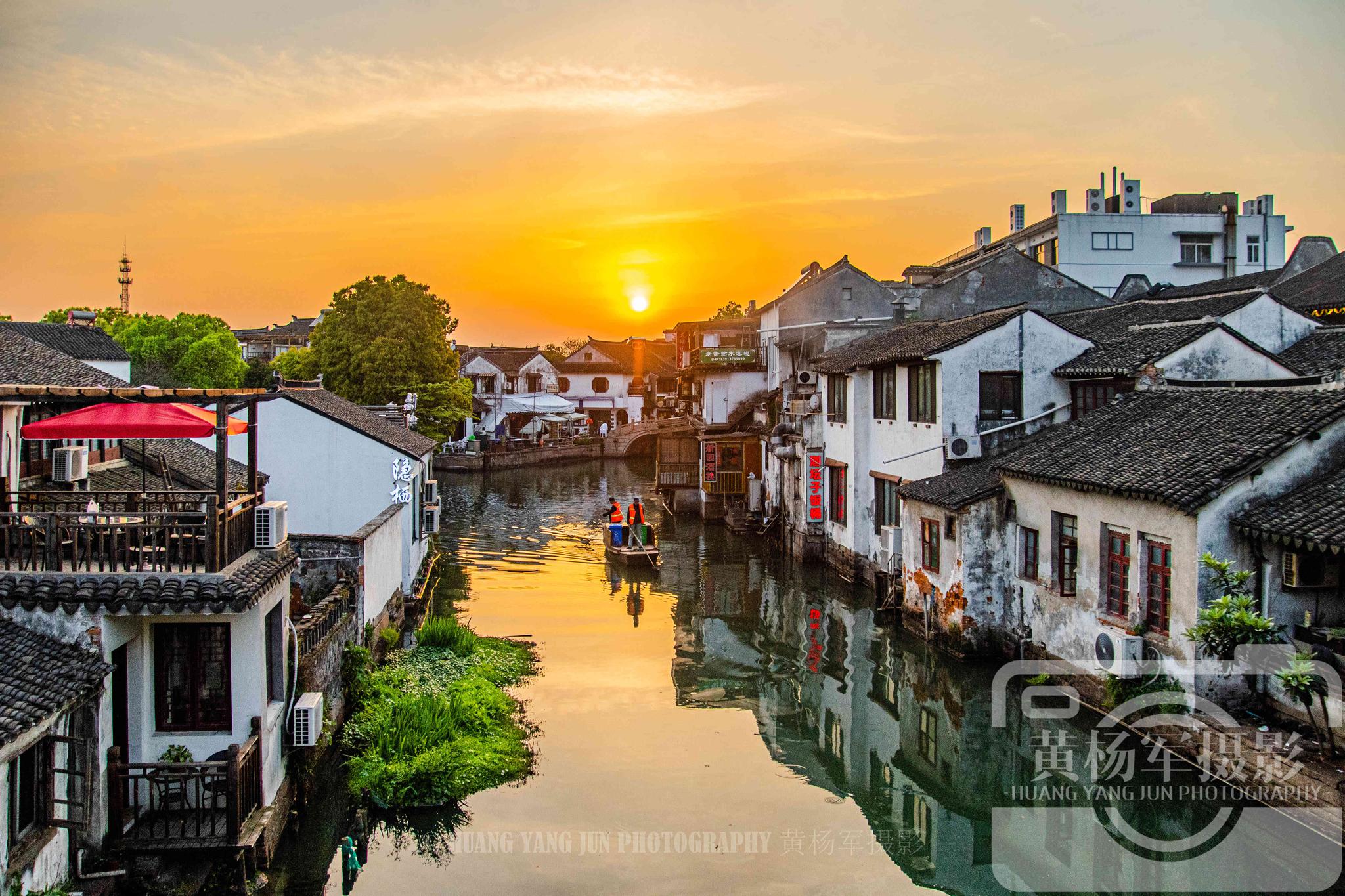 "夕阳无限好,只是近黄昏",江苏苏州市同里古镇迷人的水乡风光