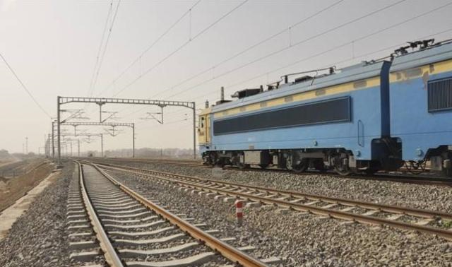 火车轨道经常生锈,为何不改用不锈钢材料原因让游客表示长知识