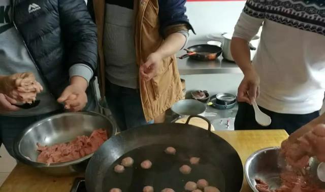 潮汕特色的牛肉丸,在家就能做,制作方法简易,肉丸鲜嫩Q弹