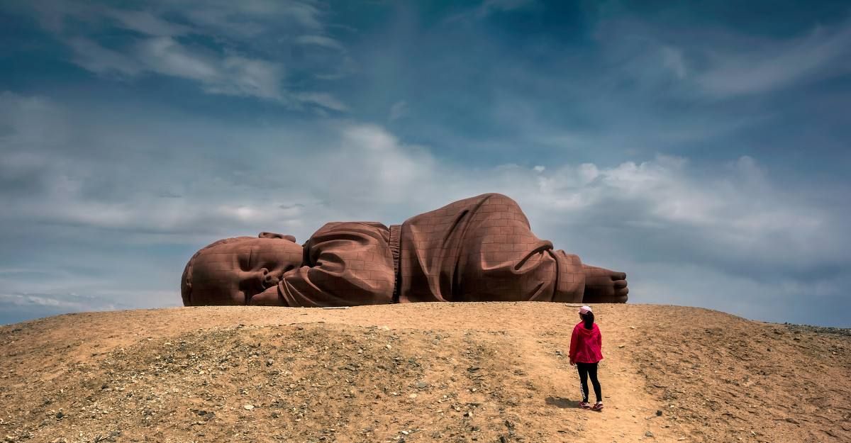 中国沙漠出现沉睡"婴儿":背后意义让人深思,游客看了心疼