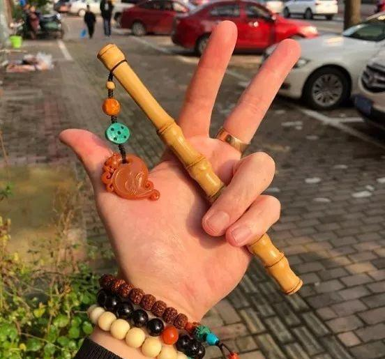 当然了,土豪玩家也可以玩 入手一个玉竹香筒当把件