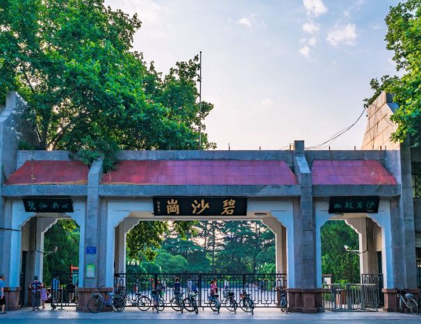 碧沙岗公园,位于郑州市中原区,也是郑州建园历史悠久的公园
