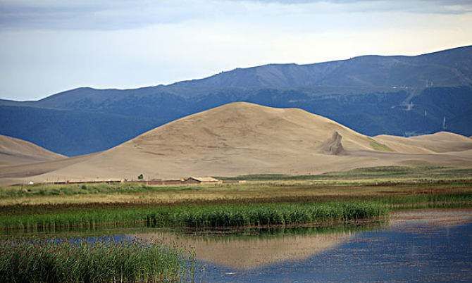 中国四大鸣沙山—新疆巴里坤鸣沙山