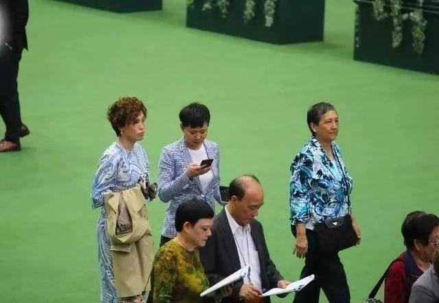 离婚一个月即公布新恋情！香港首个公开同性恋婚姻名人,,尽量低调