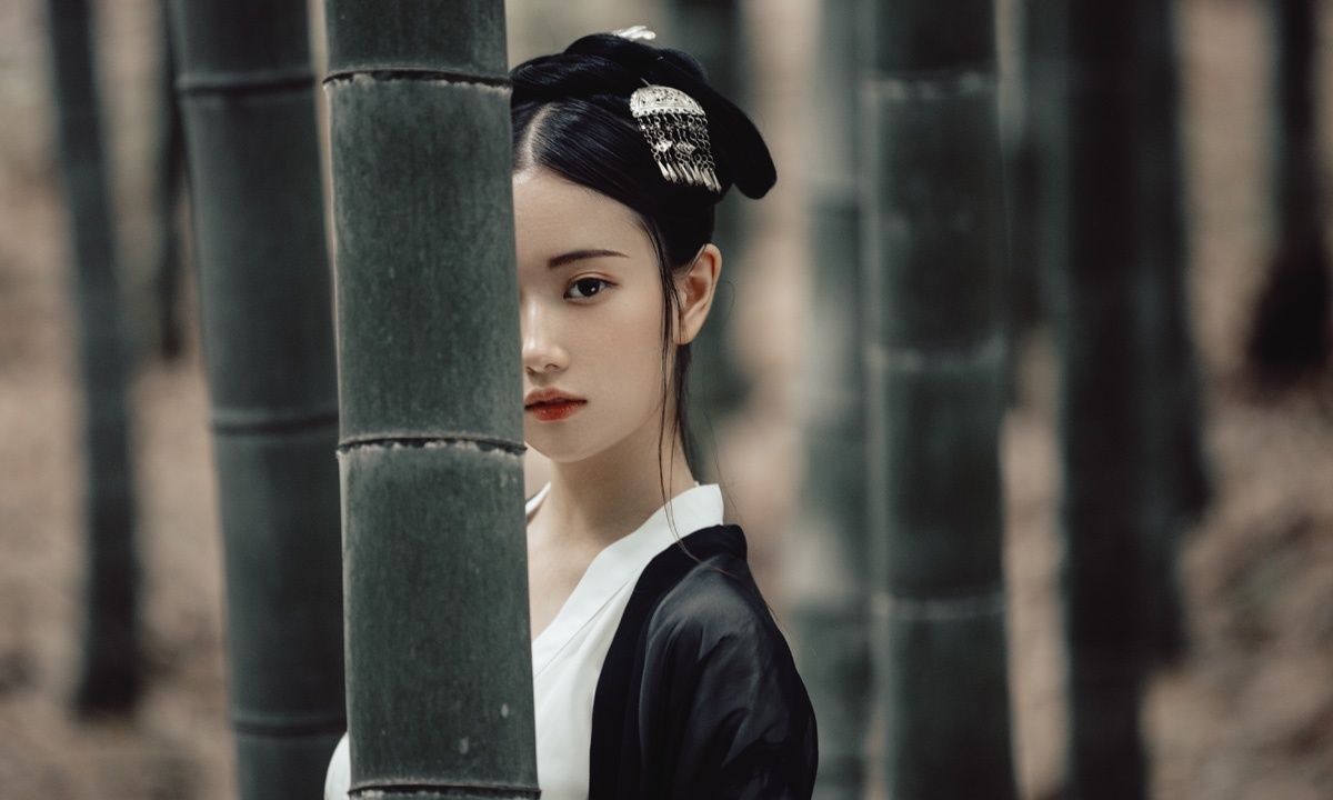 虎视v美女:竹林里的美女美女写真古装球绑胶图片