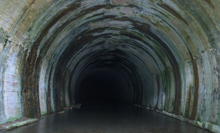 记住,即使在最黑暗的隧道尽头,也总会有光明的.