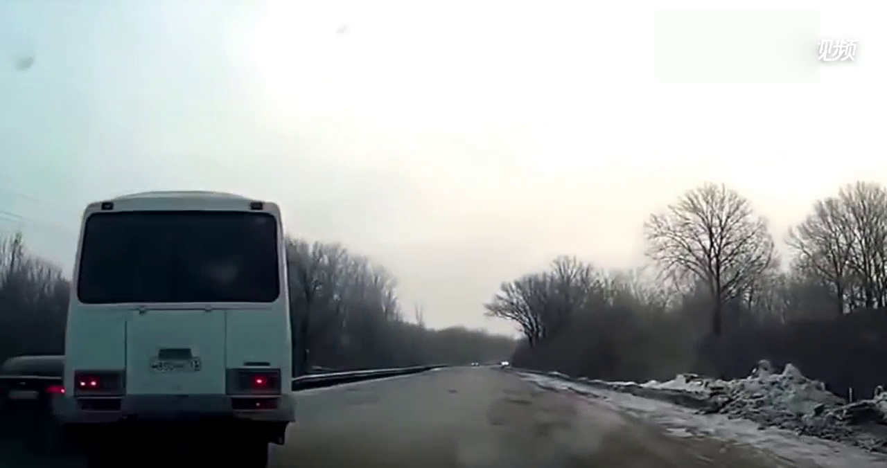 大雪天路滑，出租车突然停车接人，后面的车只能撞飞他了