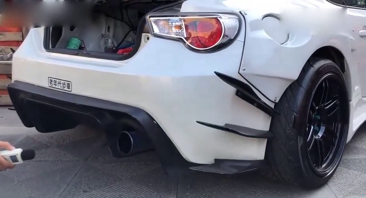 24万竟然能买一台跑车？踩下油门那一刻保时捷911都不说话了！