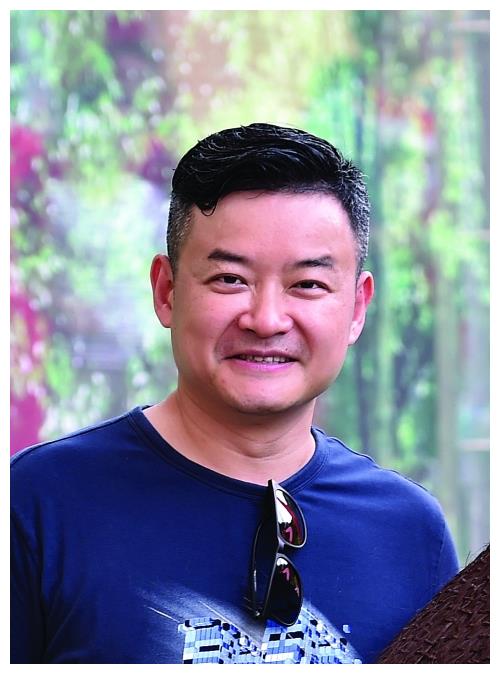央视著名主持人李佳明，为何最近销声匿迹了呢？